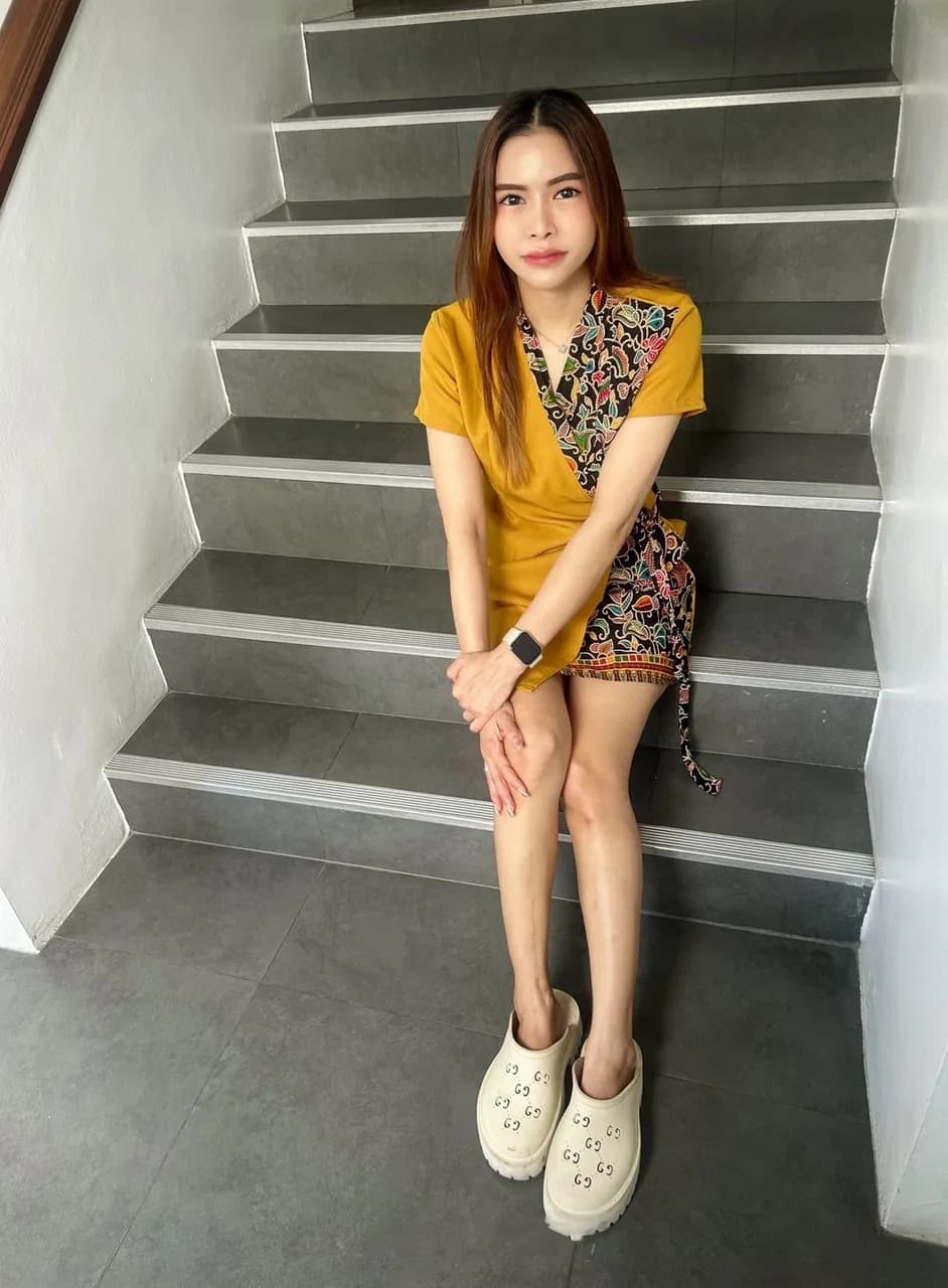 พลอยใส